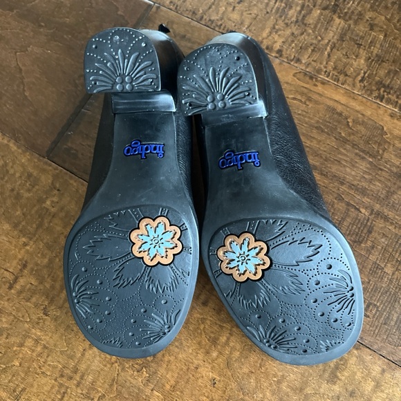 Indigo by Clarks round toed pumps with velvet lace up heel detail sz 7 - Picture 6 of 6